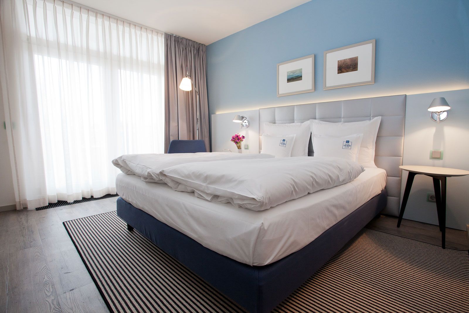 Boutique-Hotel an der Ostsee - Zimmerbeispiel: Betthaupt als Sonderanfertigung von Lema, Nachttisch Flowers von Lema, Steh- und Wandleuchte Tolomeo von Artemide, Teppich von Object Carpet