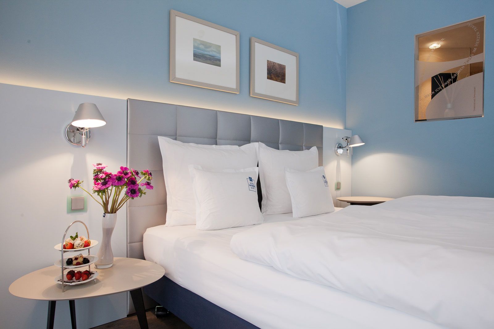 Boutique-Hotel an der Ostsee - Zimmerbeispiel: Betthaupt als Sonderanfertigung von Lema, Nachttisch Flowers von Lema, Wandleuchte Tolomeo von Artemide
