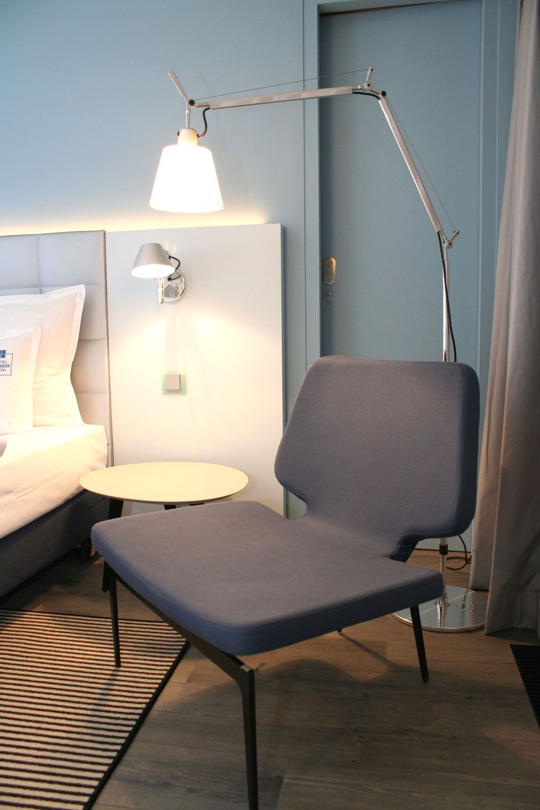 Boutique-Hotel an der Ostsee - Zimmerbeispiel: Beistellsessel Werner von Lema, Steh- und Wandleuchte Tolomeo von Artemide, Teppich von Object Carpet