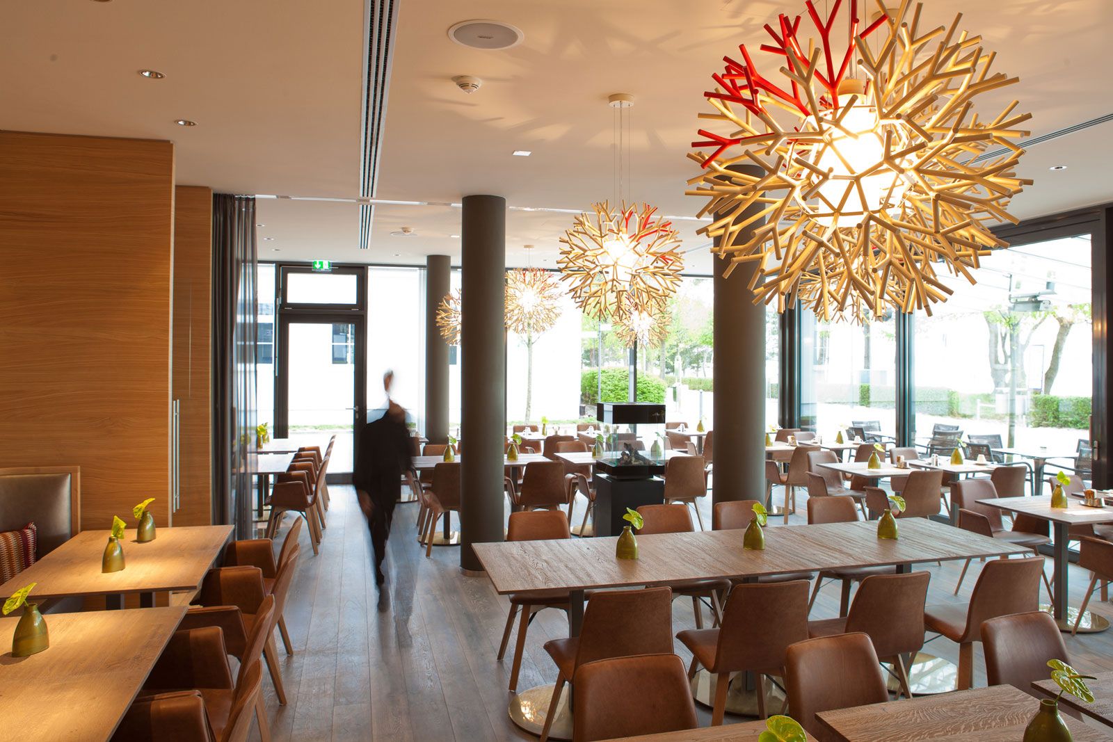 Boutique-Hotel an der Ostsee - Hotelrestaurant: Maverick Stühle von KFF Design, Coral Pendelleuchten von Pallucco