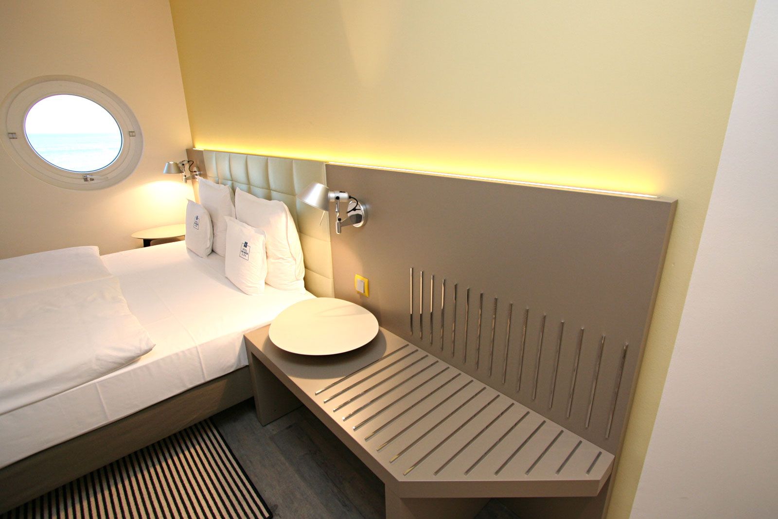 Boutique-Hotel an der Ostsee - Zimmerbeispiel: Betthaupt als Sonderanfertigung von Lema, Wandleuchte Tolomeo von Artemide, Teppich von Object Carpet