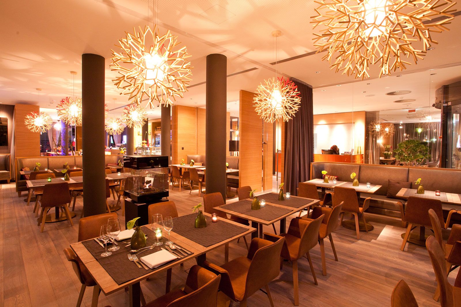 Boutique-Hotel an der Ostsee - Hotelrestaurant: Maverick Stühle von KFF Design, Coral Pendelleuchten von Pallucco