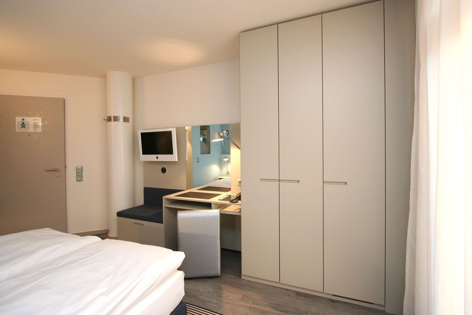 Boutique-Hotel an der Ostsee - Zimmerbeispiel: Kleiderschrank Armadio Al Centimetro von Lema, Sitzbank als Sonderanfertigung von Lema