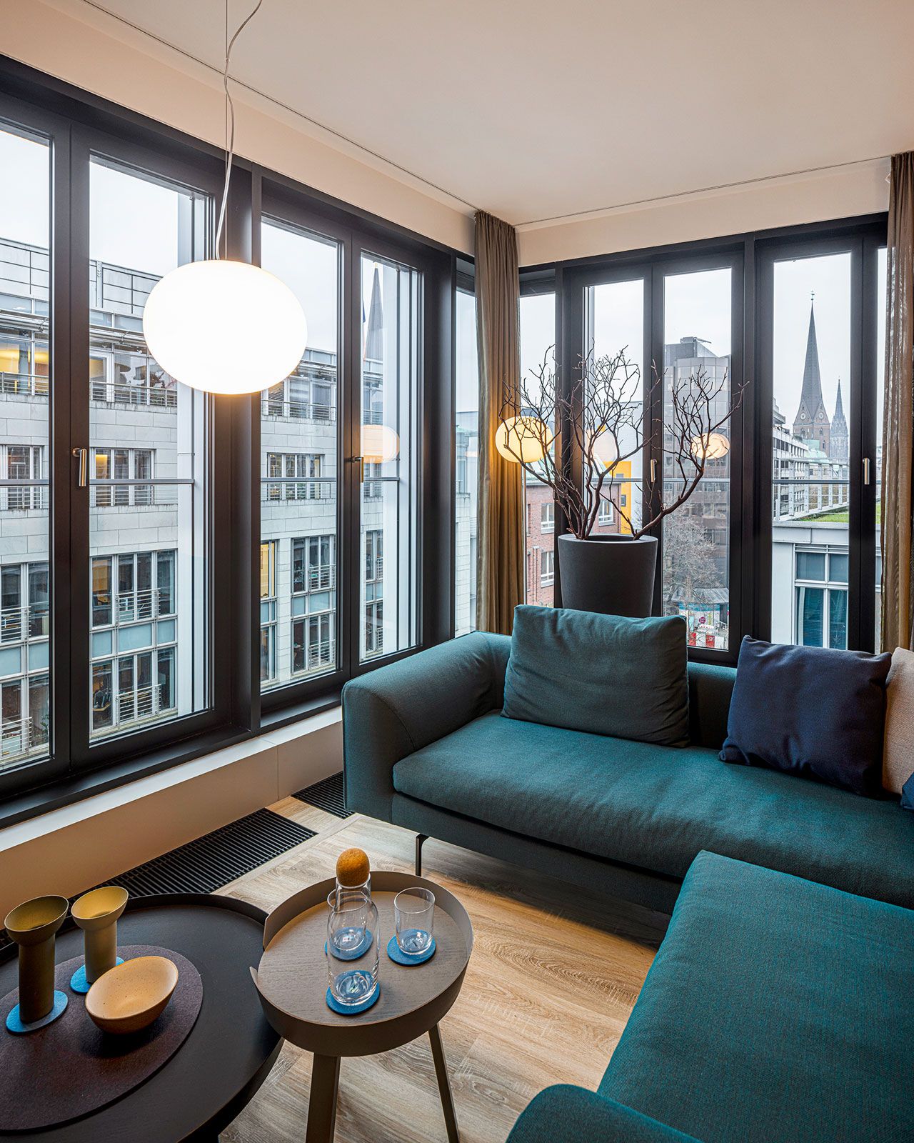 Büroetage und Firmenapartments in Hamburg - Die DZ Hyp verfügt über Firmenapartments mit bester Innenstadtlage, zum Teil mit Blick auf den Hamburger Michel. Durch eine offene Gestaltung kreierte unser Team einen Mix aus Arbeits- und Wohnbereich.