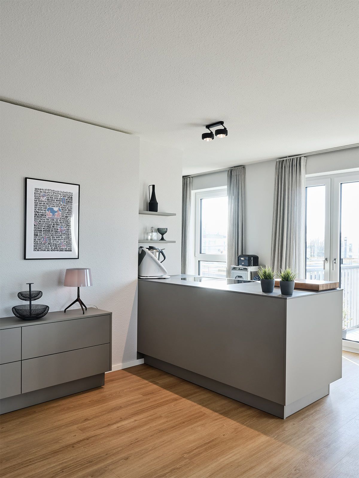 Stadtapartment in Altona - Die Küche von unserem Herstellerpartner Rotpunkt bietet viel Stauraum auf kleiner Fläche.