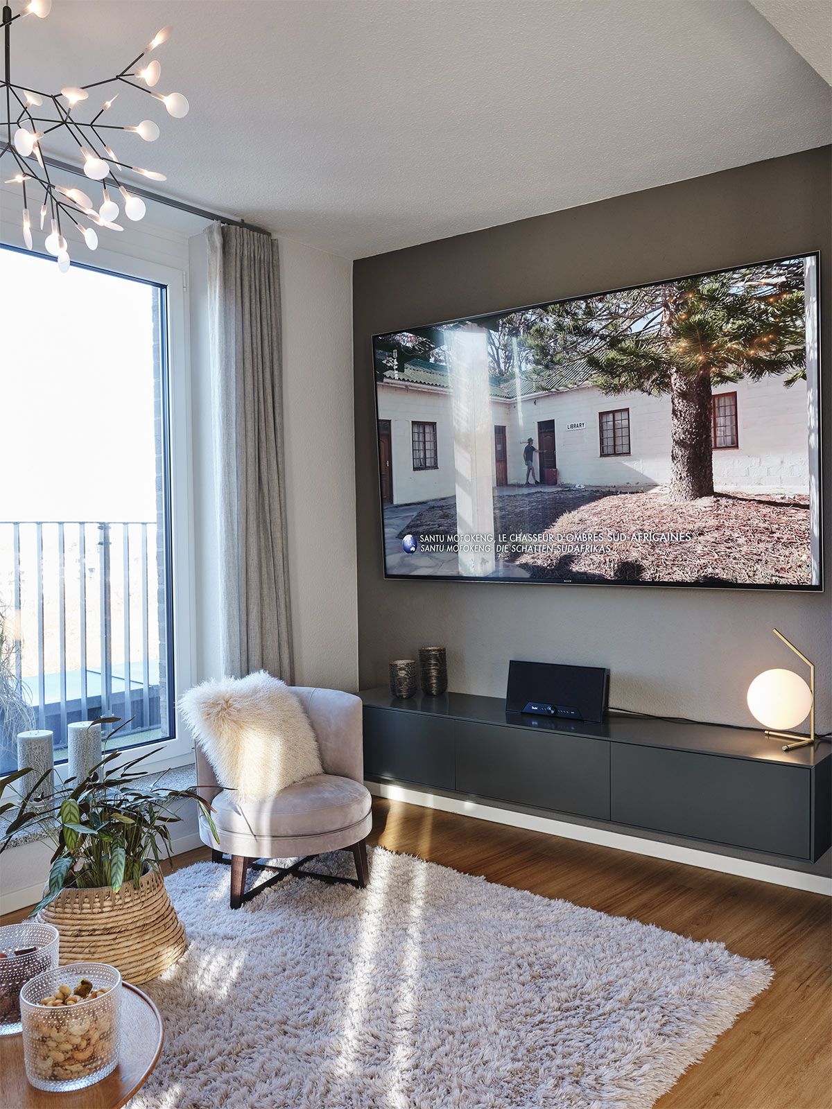 Stadtapartment in Altona - Maßgefertigtes TV-Lowboard aus der Cramer Holzmanufaktur
