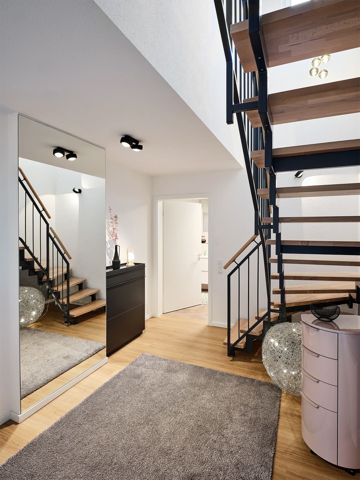 Stadtapartment in Altona - Der großflächige Spiegel im Flur sorgt für mehr Raumtiefe und lässt den Eingangsbereich optisch größer wirken.