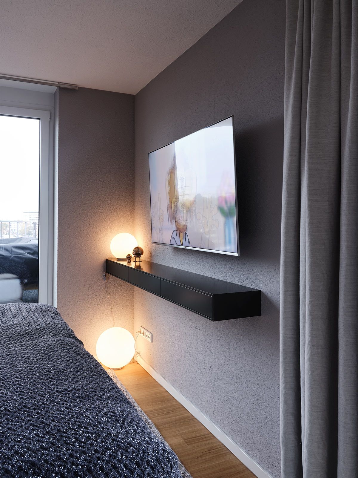 Stadtapartment in Altona - Maßgefertigtes TV-Lowboard aus der Cramer Holzmanufaktur
