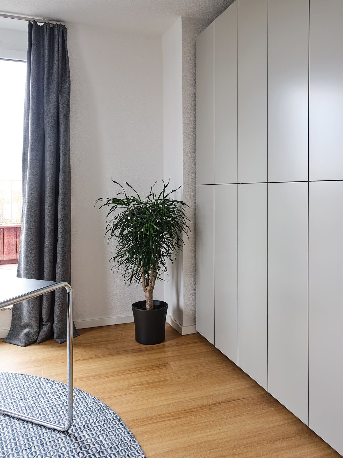 Stadtapartment in Altona - Die Schrankwand im Büro, maßgefertigt von der Cramer Holzmanufaktur, bietet genügend Stauraum für Akten und Unterlagen.