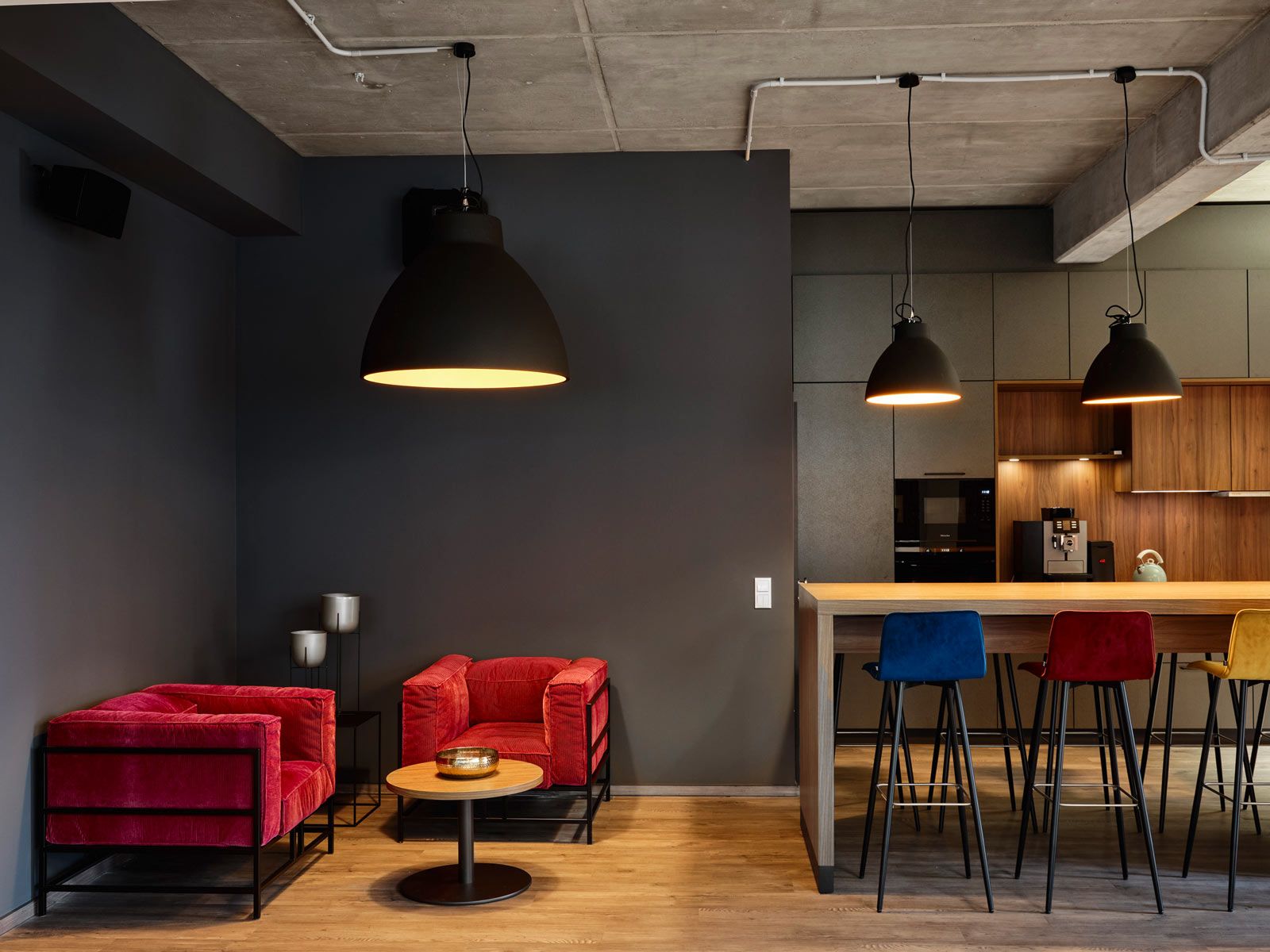 Modernes Office in Hamburg - Lässige Sitzecken in kräftigen Farben eignen sich perfekt für informelle Gespräche.