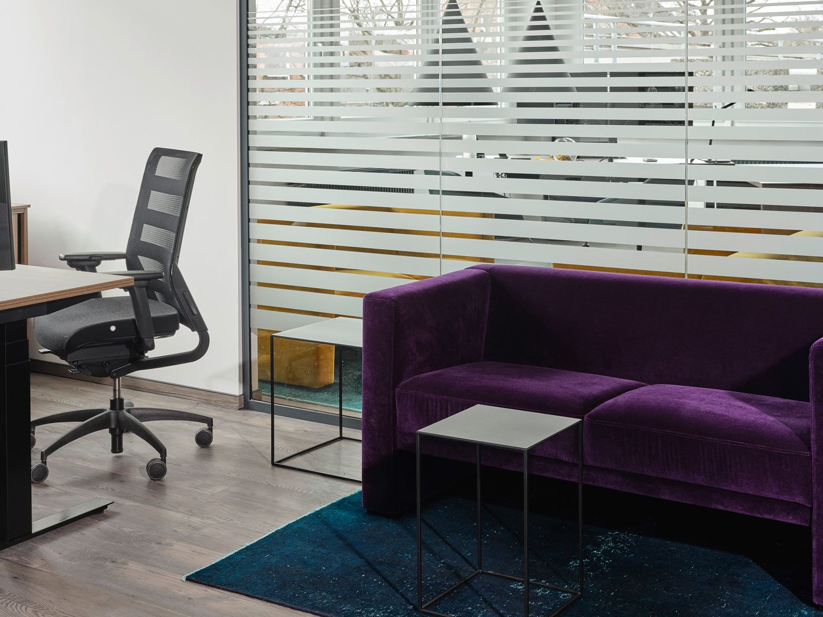 Modernes Office in Hamburg - Ergonomische Bürostühle treffen auf entspannte Besprechungsmöbel.