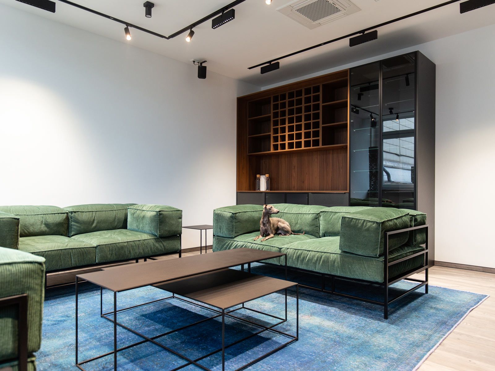 Modernes Office in Hamburg - Im Lounge-Bereich in der Führungsetage steht lässige Eleganz im Mittelpunkt.