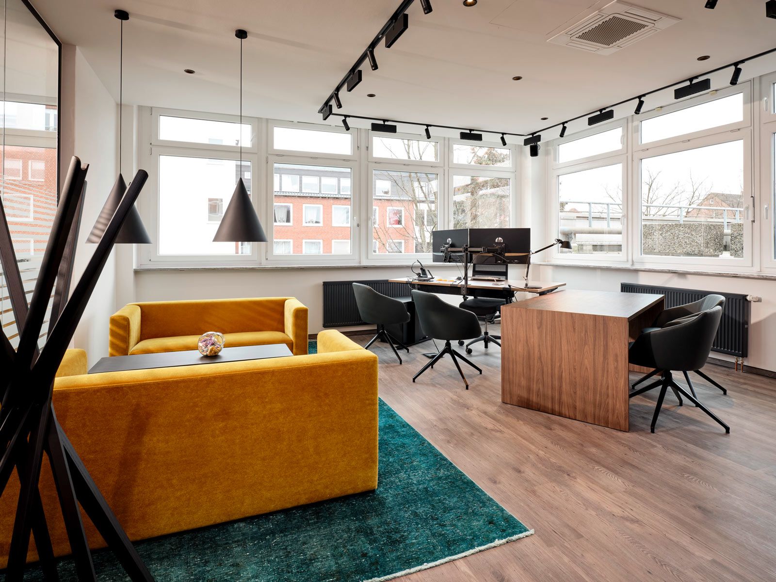 Modernes Office in Hamburg - Der großzügige Schreibtisch bietet auch für größere Meetings ausreichend Platz.