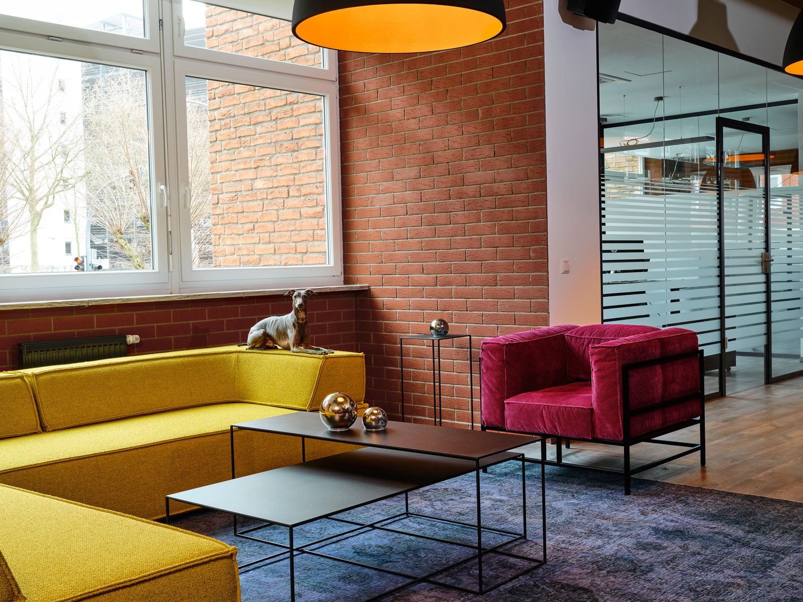 Modernes Office in Hamburg - Für Pausen und das Arbeiten abseits des Bildschirms bietet sich auch dieser komfortable Loungebereich an.