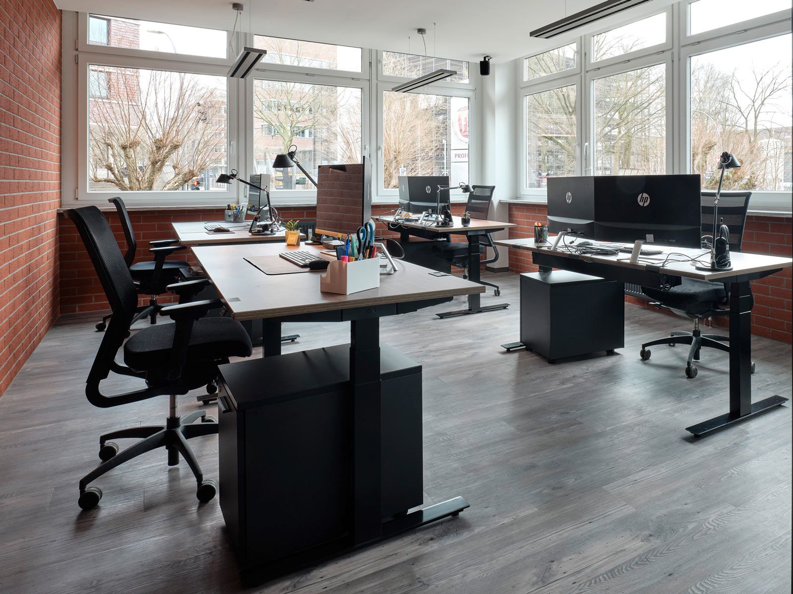 Modernes Office in Hamburg - Die Arbeitsplätze wurden mit ergonomischen Stühlen und höhenverstellbaren Schreibtischen ausgestattet.
