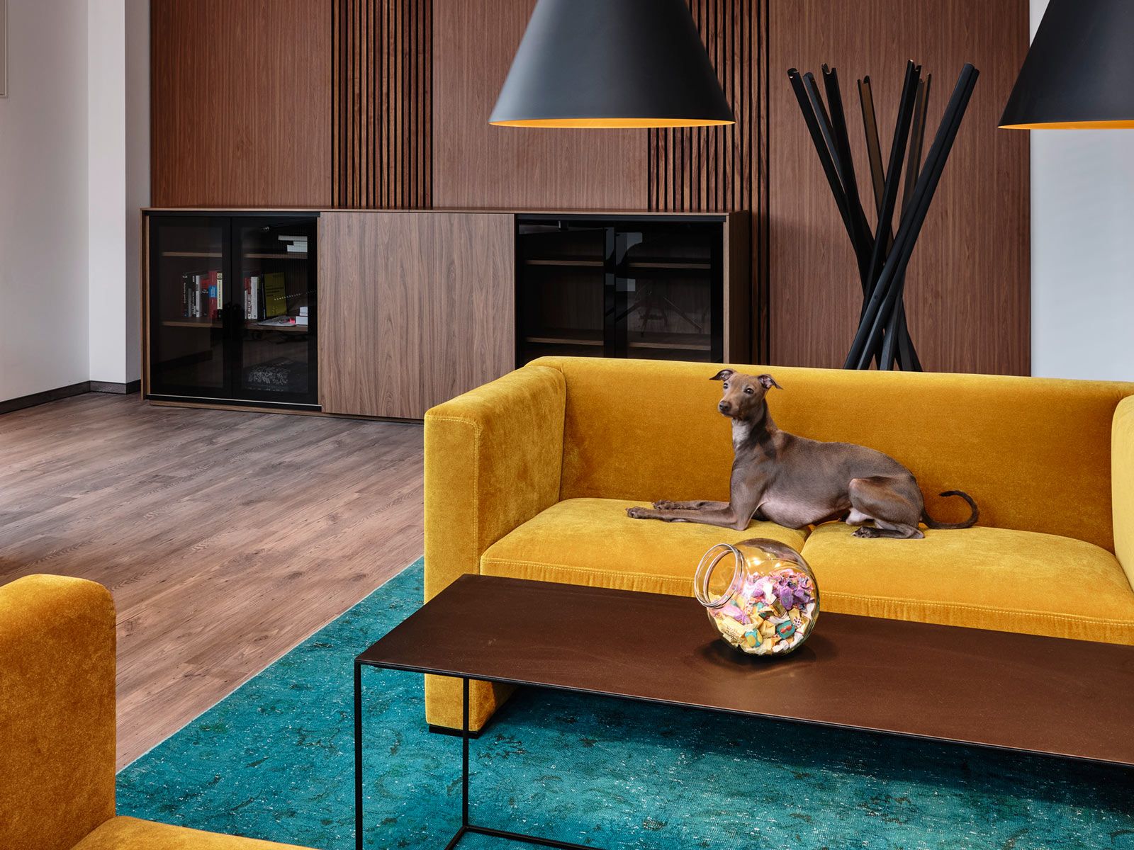 Modernes Office in Hamburg - Auch im Chefbüro ergänzen sich Paneel-Wände in dunklem Holz und samtige Lounge-Möbel hervorragend.
