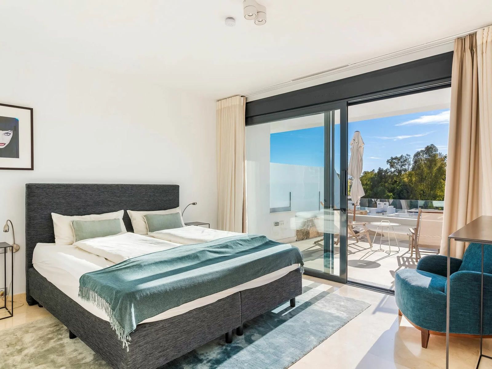 Villa Senses in Marbella - Changierende Blau- und Beigetöne machen aus dem Schlafzimmer eine Oase der Ruhe.