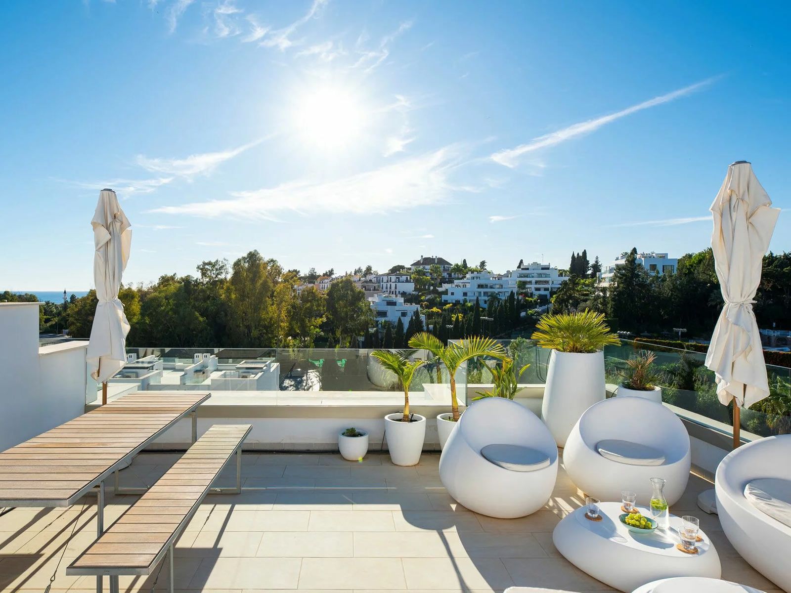 Villa Senses in Marbella - Auf der Dachterrasse treffen die organischen Formen der Loungemöbel Stone von Vondom auf die Geradlinigkeit der Esstischgruppe Jever von Jan Kurtz.