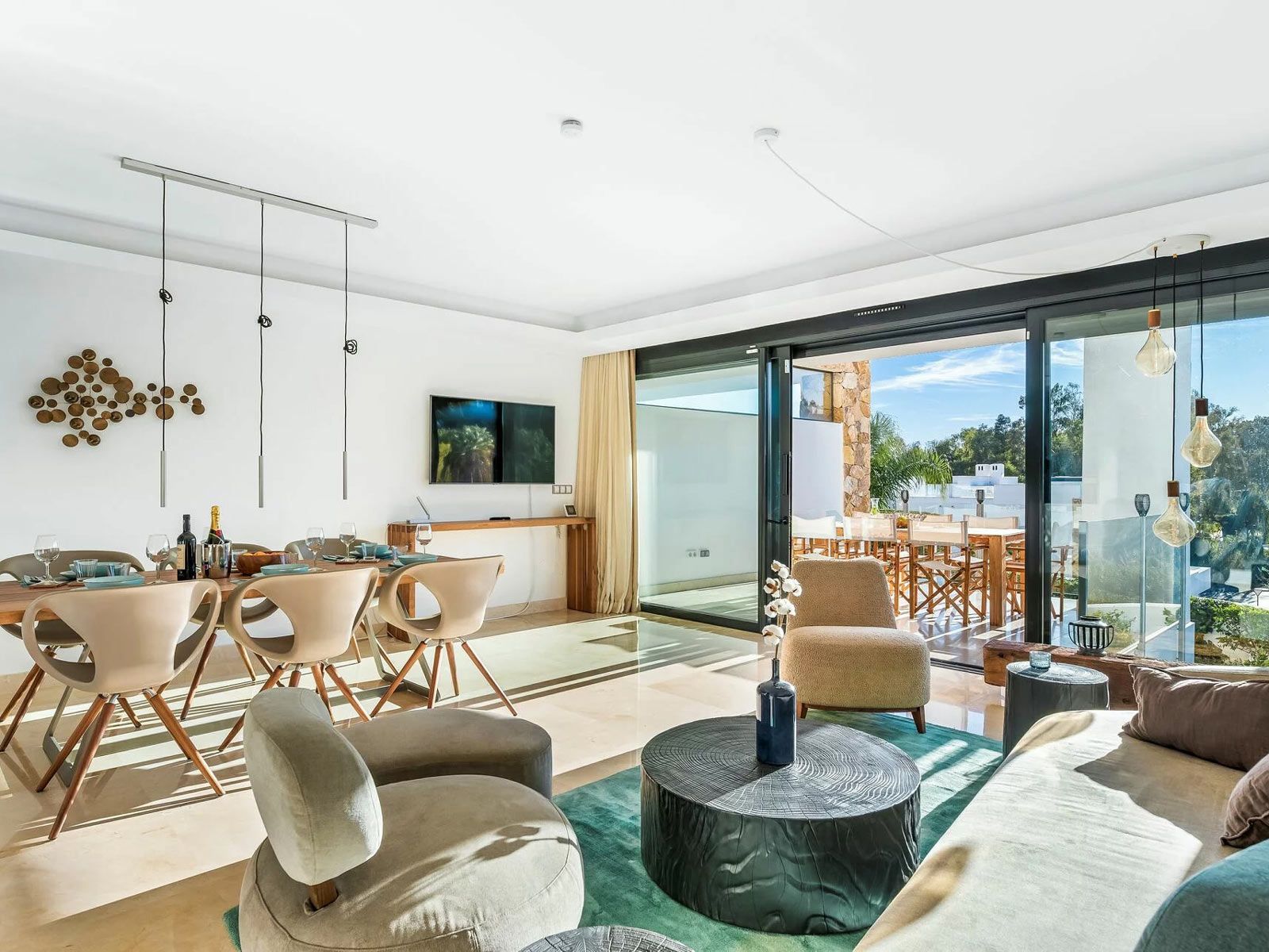 Villa Senses in Marbella - Die zurückhaltenden Farben geben dem Blick nach draußen einen sanften Rahmen. Der Beistelltisch Eco von Riva fügt sich trotz des dunklen Schwarztons, mit seiner natürlichen Maserung harmonisch ins Ambiente.