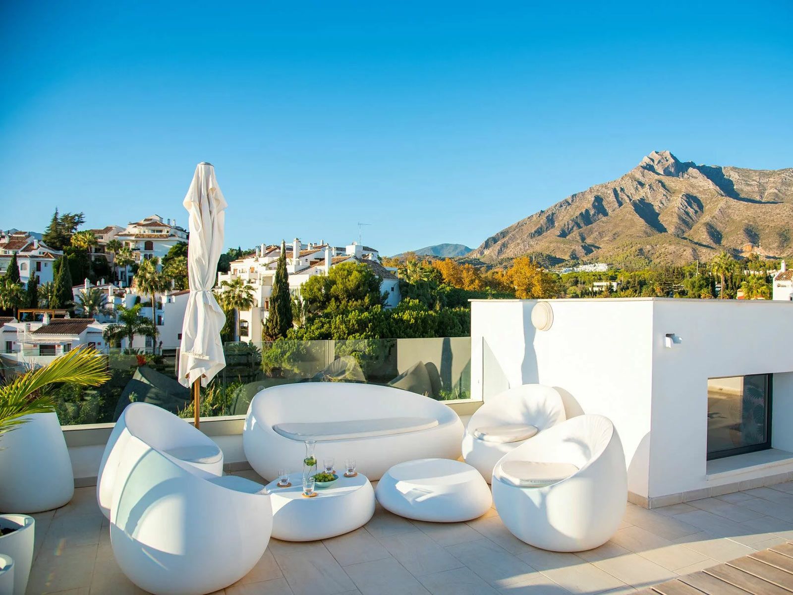 Villa Senses in Marbella - Den Tag entspannt ausklingen lassen kann man auch auf den skulptural anmutenden Loungemöbeln Stone von Vondom.