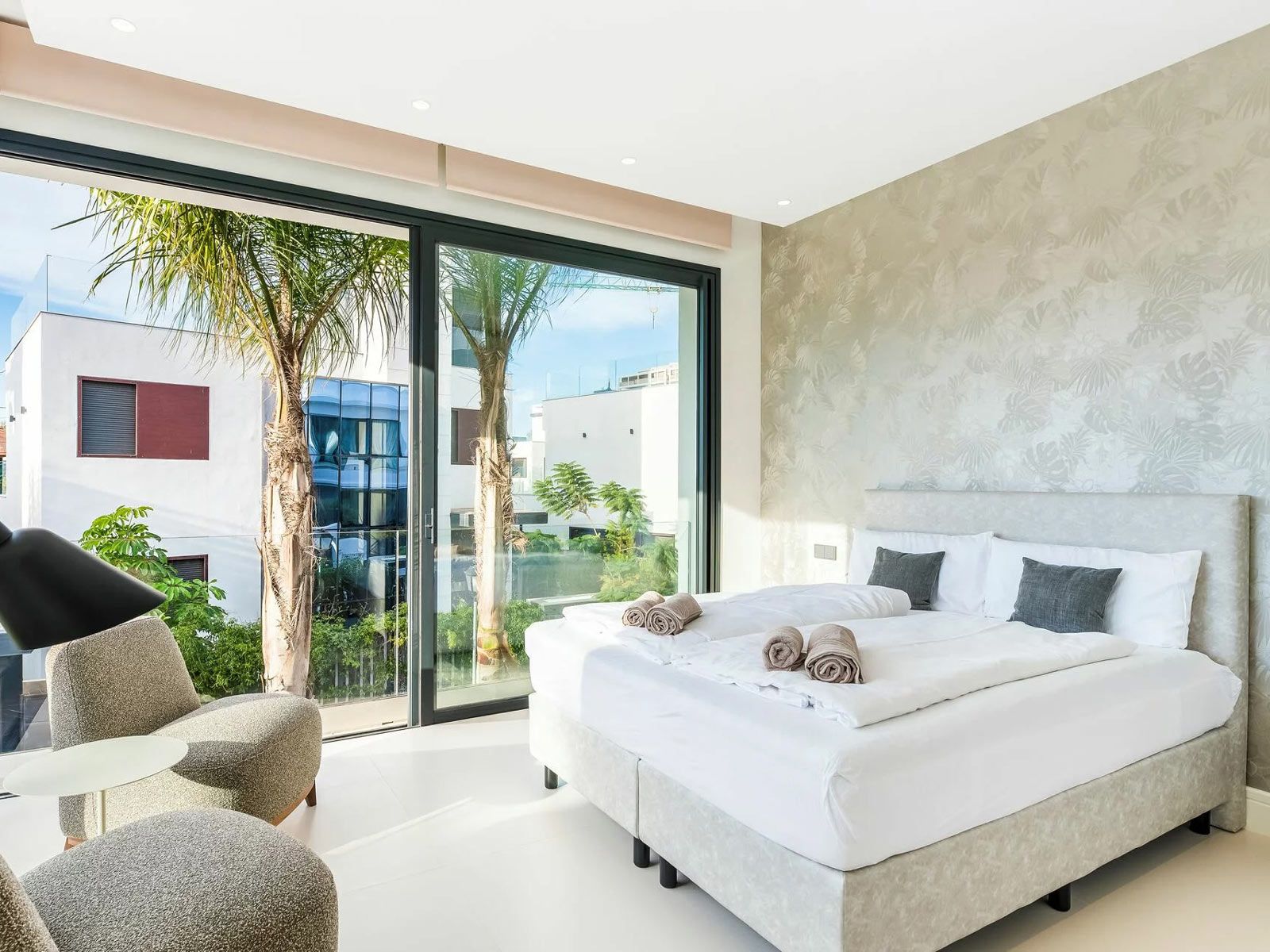 Villa Bohme in Marbella - Die Tapete mit Blattmotiv greift die Farben des Bettes und der beiden 