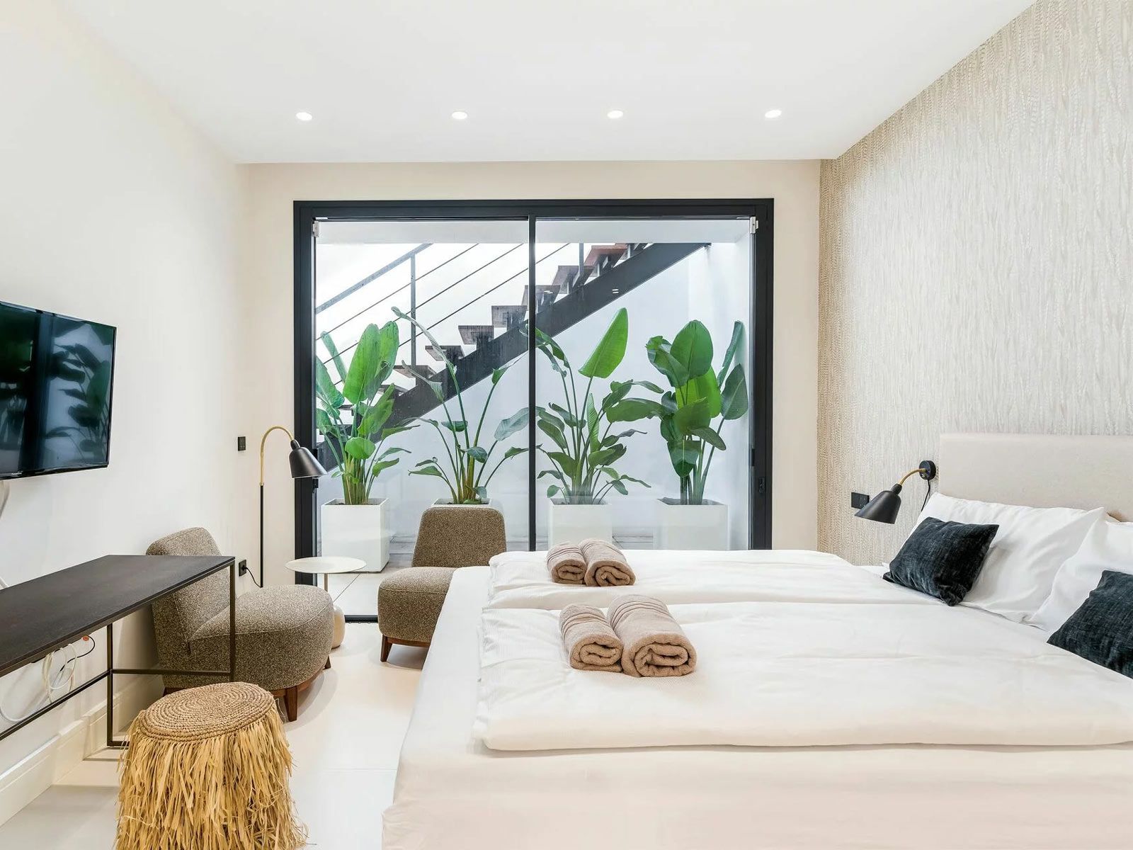 Villa Bohme in Marbella - Der Schlafbereich im Untergeschoss erhält durch den Patio den Bezug nach Außen. 