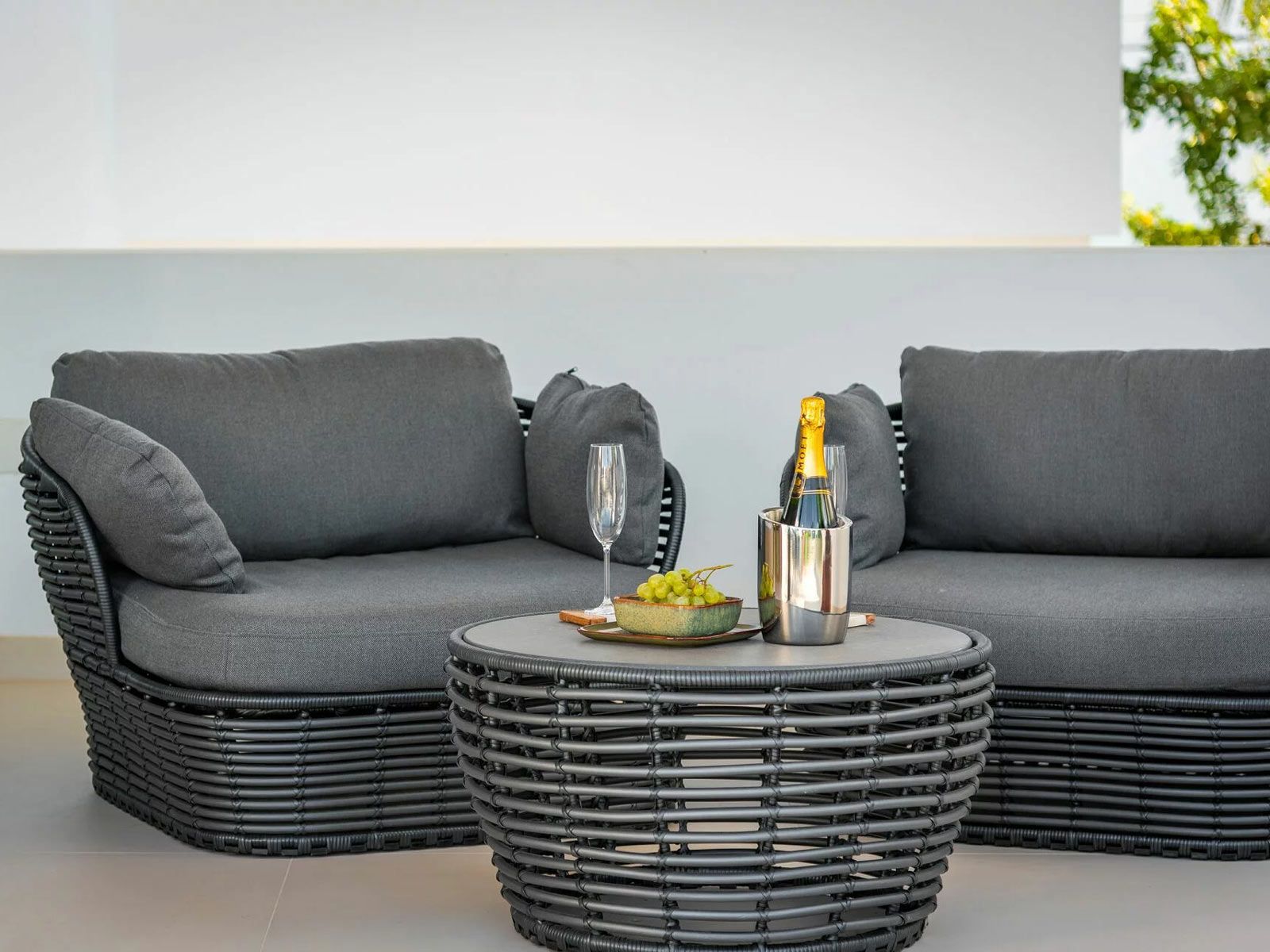 Villa Bohme in Marbella - Die private Terrasse des Master-Bedrooms ist mit Loungemöbeln der Serie 