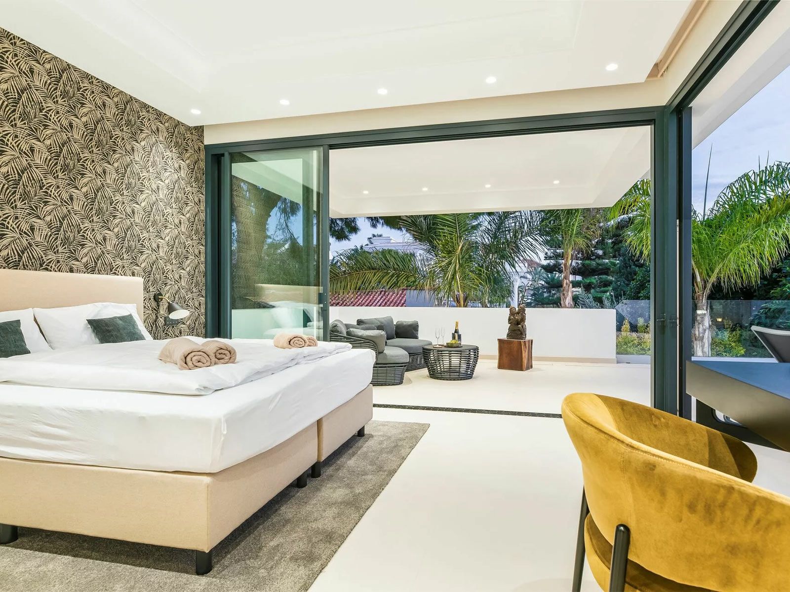 Villa Bohme in Marbella - Im Master-Bedroom verschwimmen die Grenzen zwischen Innen und Außen.
