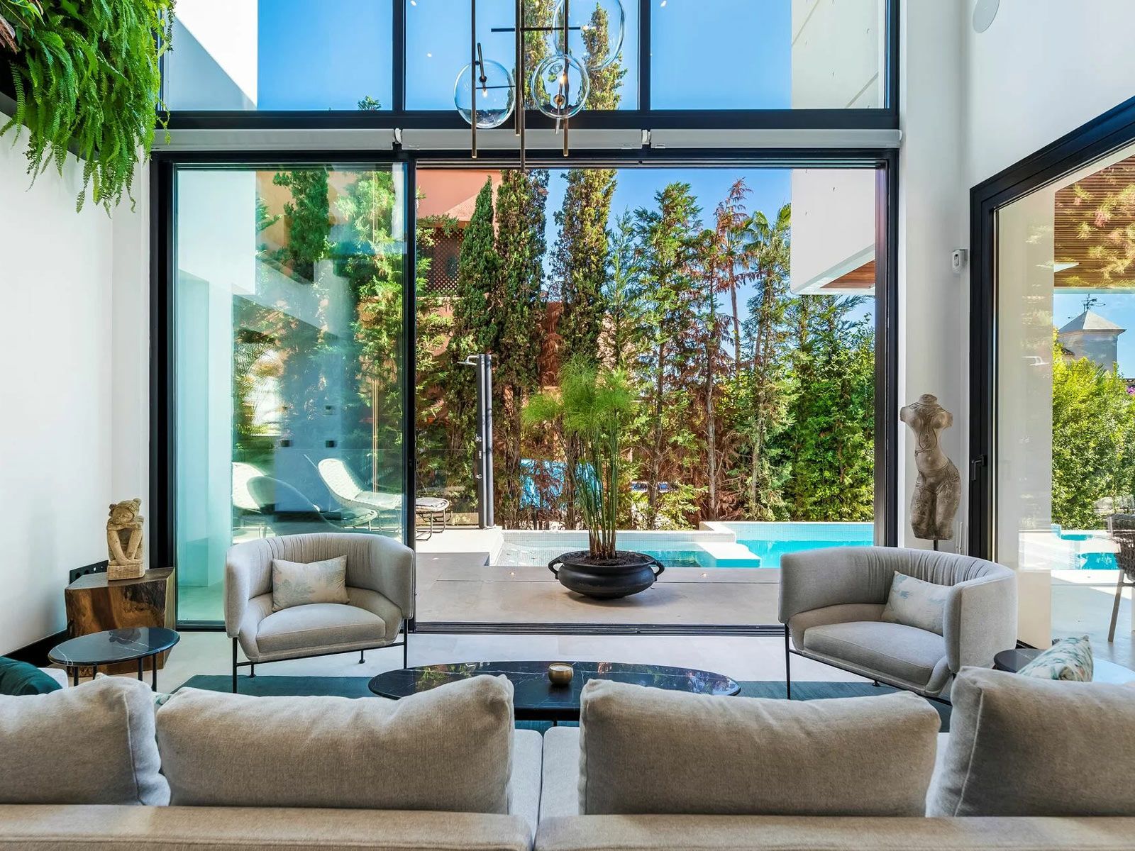 Villa Elements in Marbella - Elegant und zurückhaltend präsentieren sich die komfortablen Sofas 