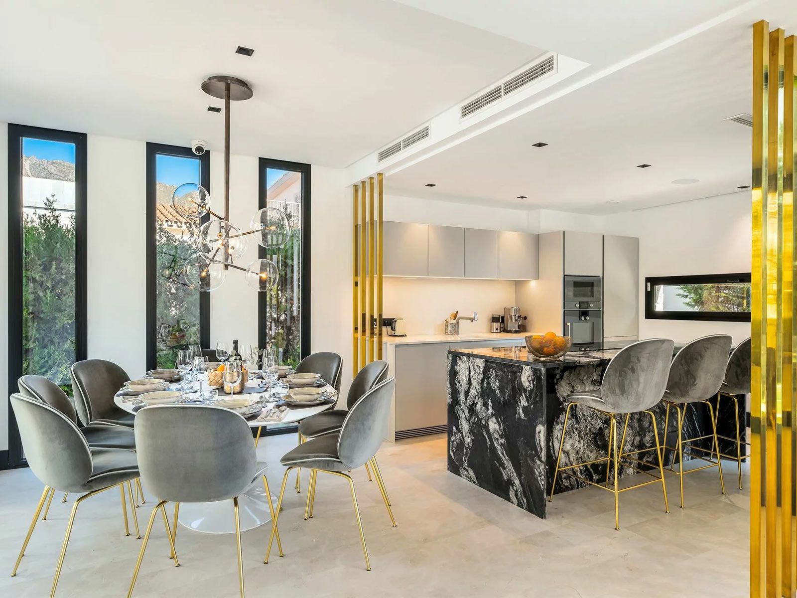 Villa Elements in Marbella - Die Stühle und Barhocker 