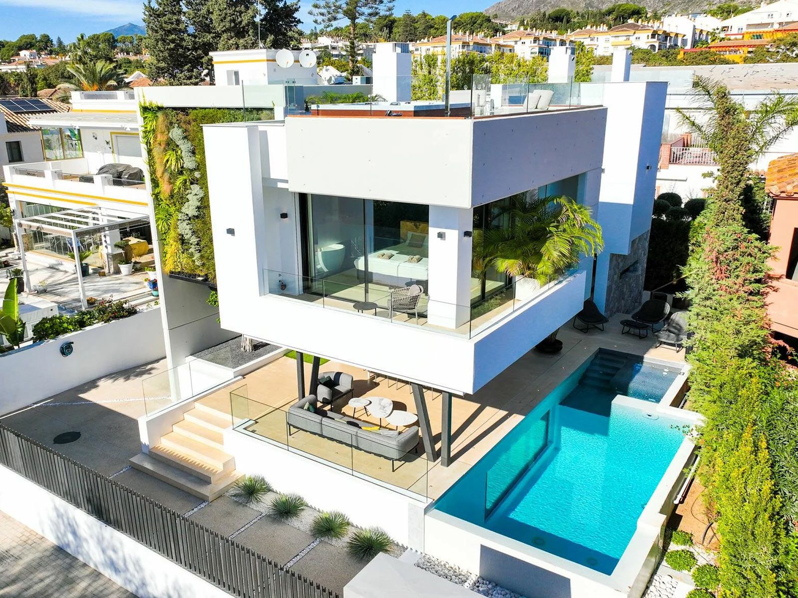 Villa Elements in Marbella - Ein sonniges Plätzchen findet man bei der Vielzahl an Terrassen der Villa Elements garantiert.