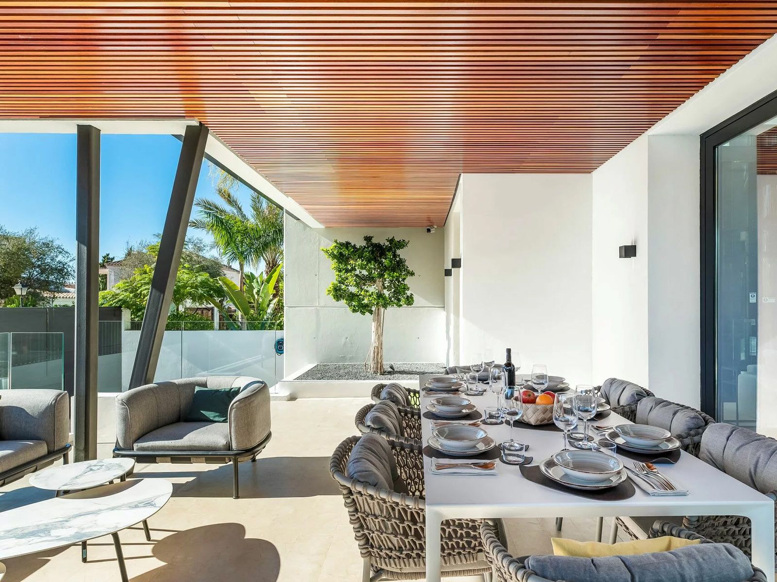 Villa Elements in Marbella - Auf der Terrasse im Erdgeschoss haben Sie die Wahl zwischen dem geselligen Essbereich mit den Stühlen 