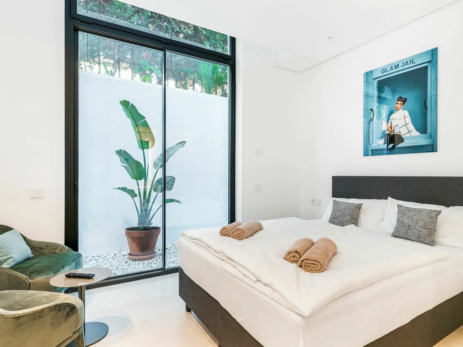 Villa Elements in Marbella - Der Patio lässt viel Licht in die Schlafräume der unteren Etage. Zum entspannten Lesen bieten sich die Sessel 
