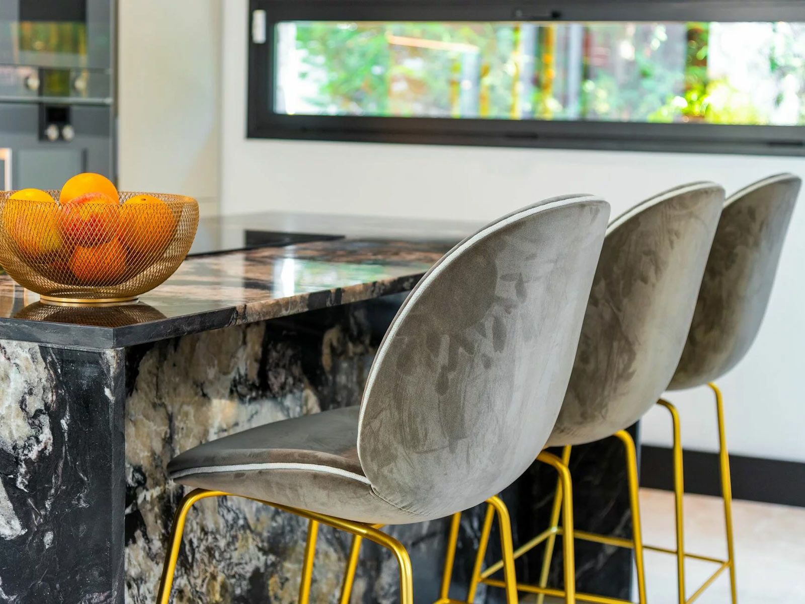 Villa Elements in Marbella - Der dunkle Marmor findet sich an vielen Stellen wieder und zieht sich so als Element stimmig durch das Interieur. 
