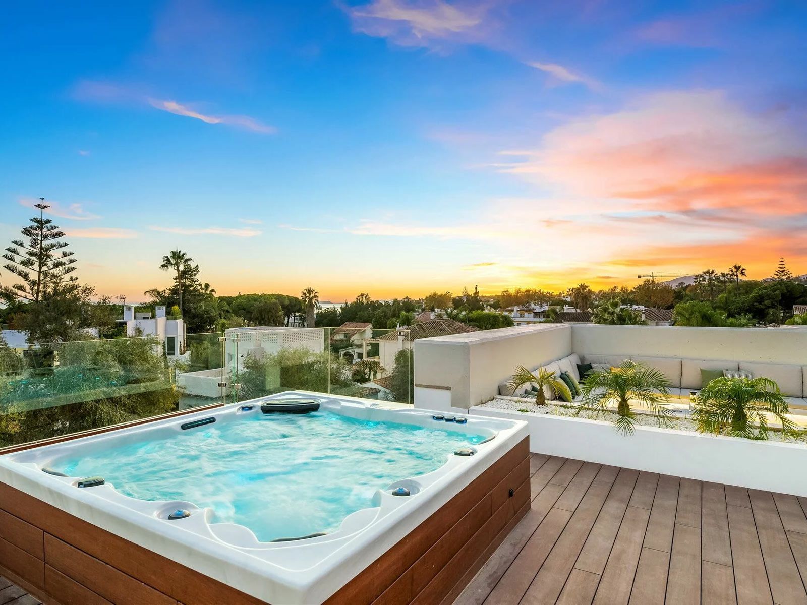 Villa Elements in Marbella - Der Jacuzzi auf der Dachterrasse bietet neben der Entspannung gleichzeitig einen phänomenalen Blick über Marbella.