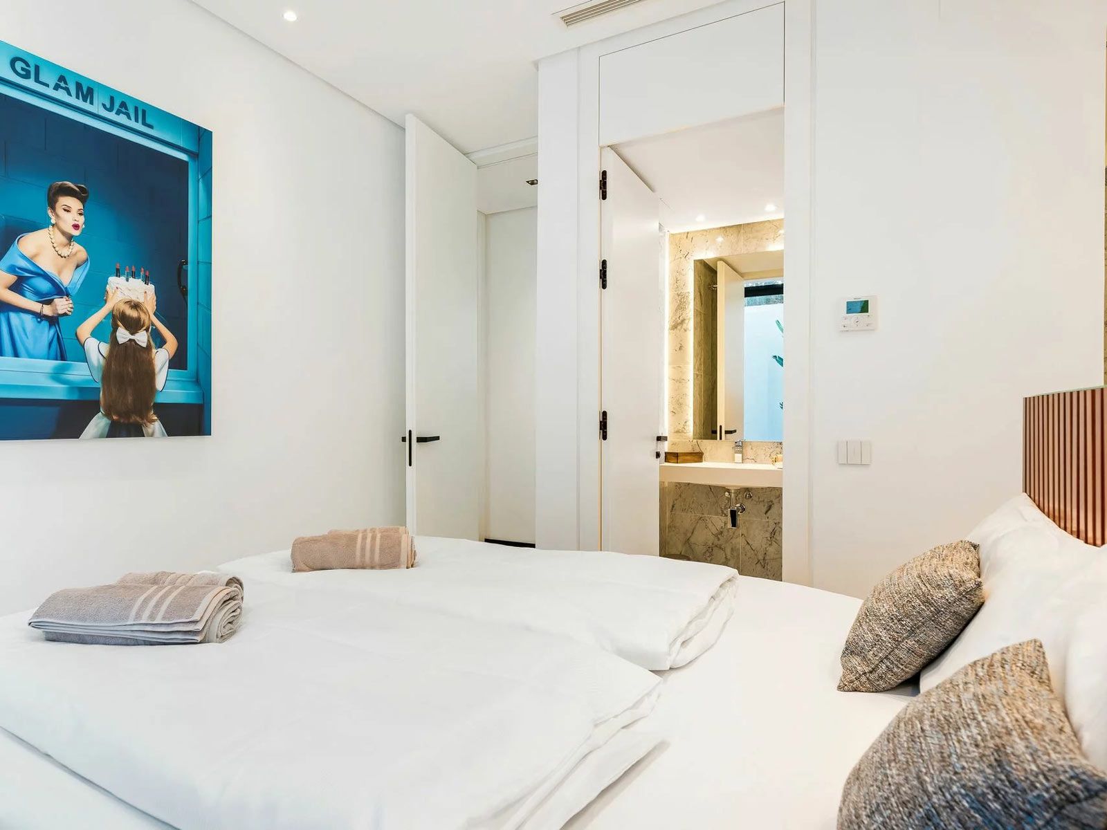 Villa Elements in Marbella - Sanfte Farben und natürliche Materialien sorgen für Entspannung in den Schlafräumen.