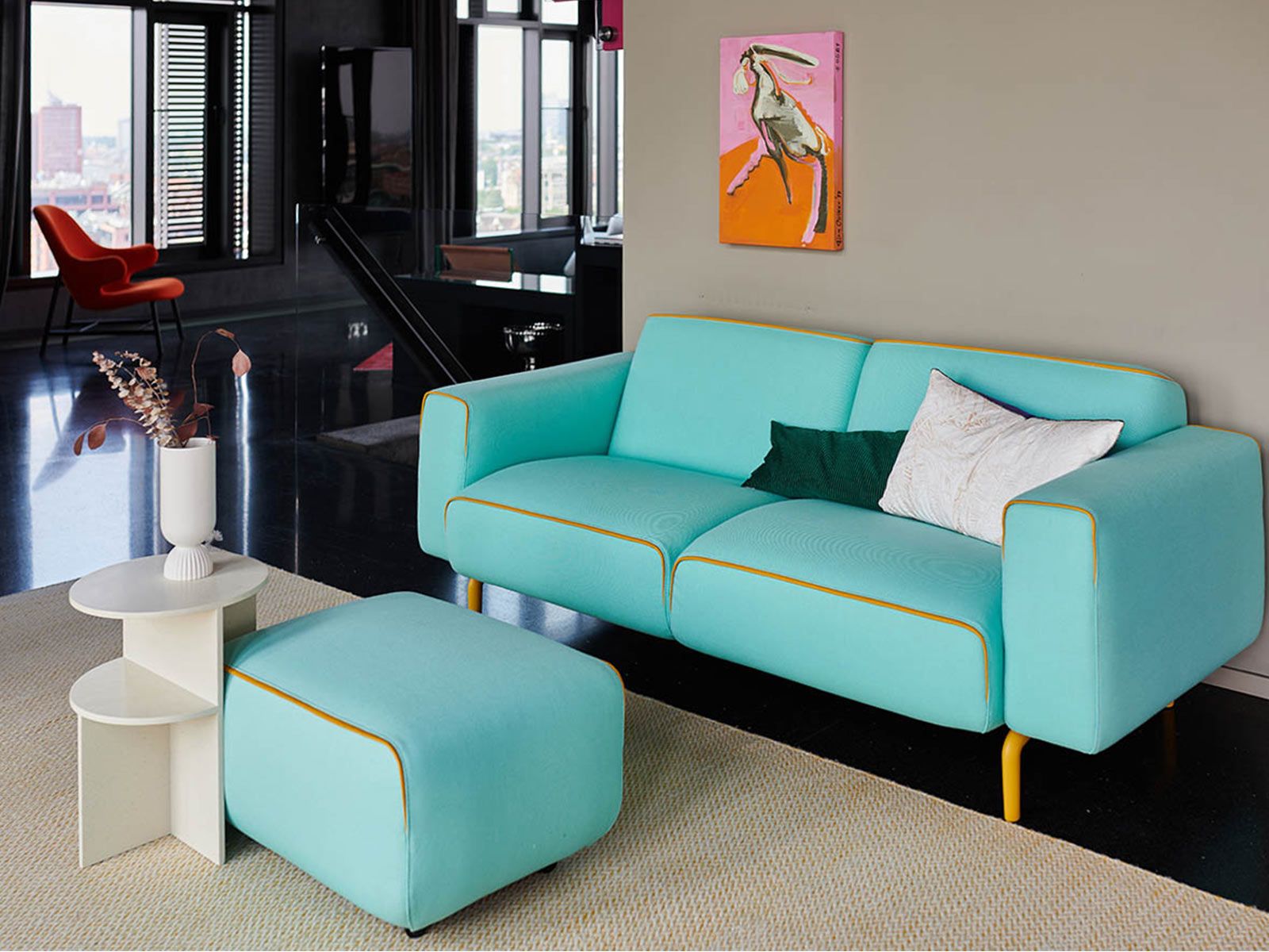 Loft in der Hafen City - Das leuchtende Blau des Sofas Mello von Pode mit den kontrastierenden Kedern in Gelb verleiht dem Raum Leichtigkeit. Dazu wurden die Halves Tischchen von Muuto kombiniert. artwork by Tina oelker