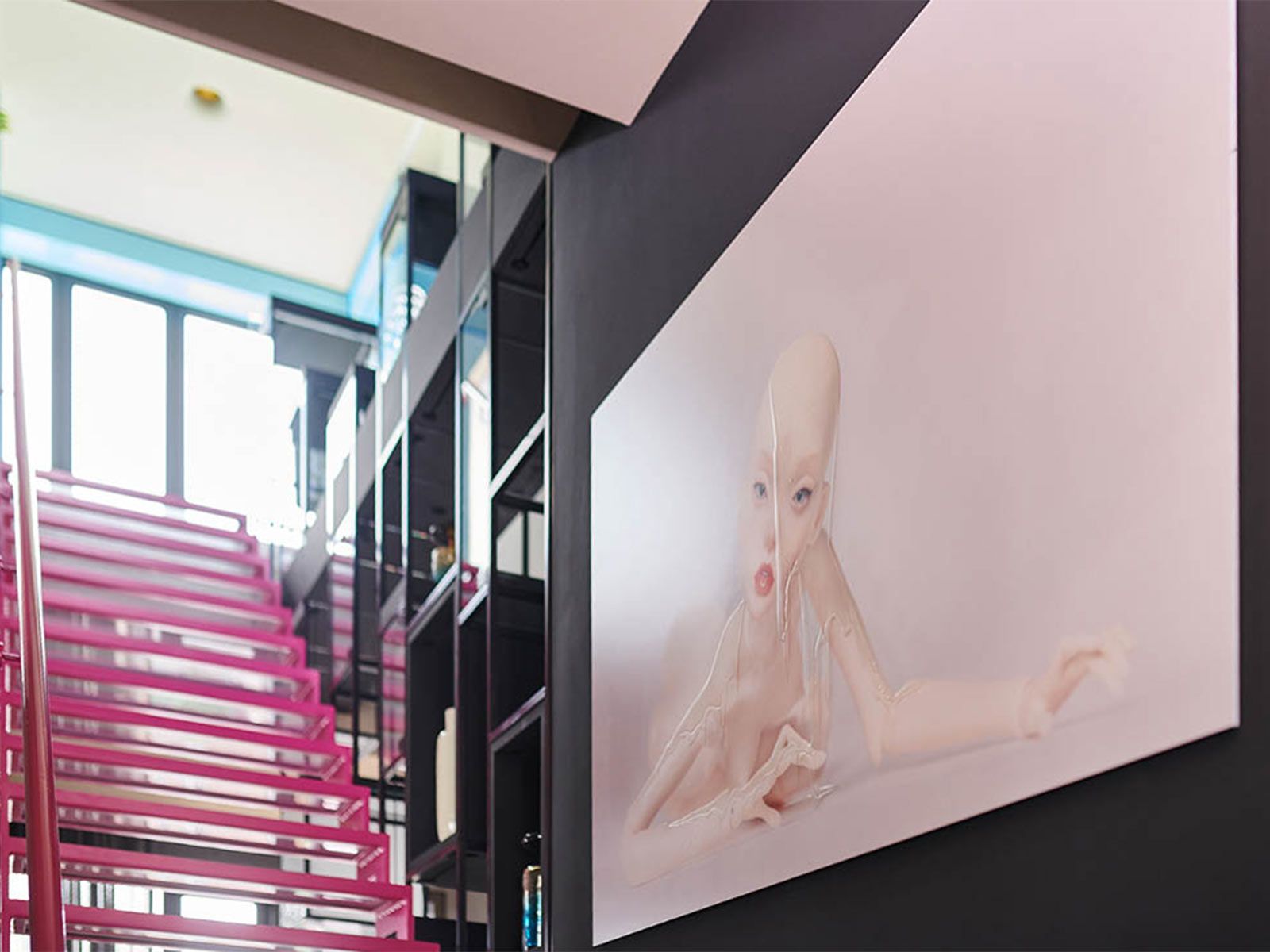Loft in der Hafen City - Die pinkfarbene Treppe und die extravaganten Kunstwerke unterstreichen den ausgefallenen Charakter des Lofts. artwork by corinna Holthusen