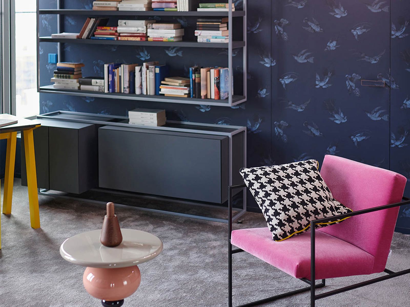 Loft in der Hafen City - Im Arbeitsbereich bietet der Grace Sessel von Brühl eine entspannte Möglichkeit zum Lesen.