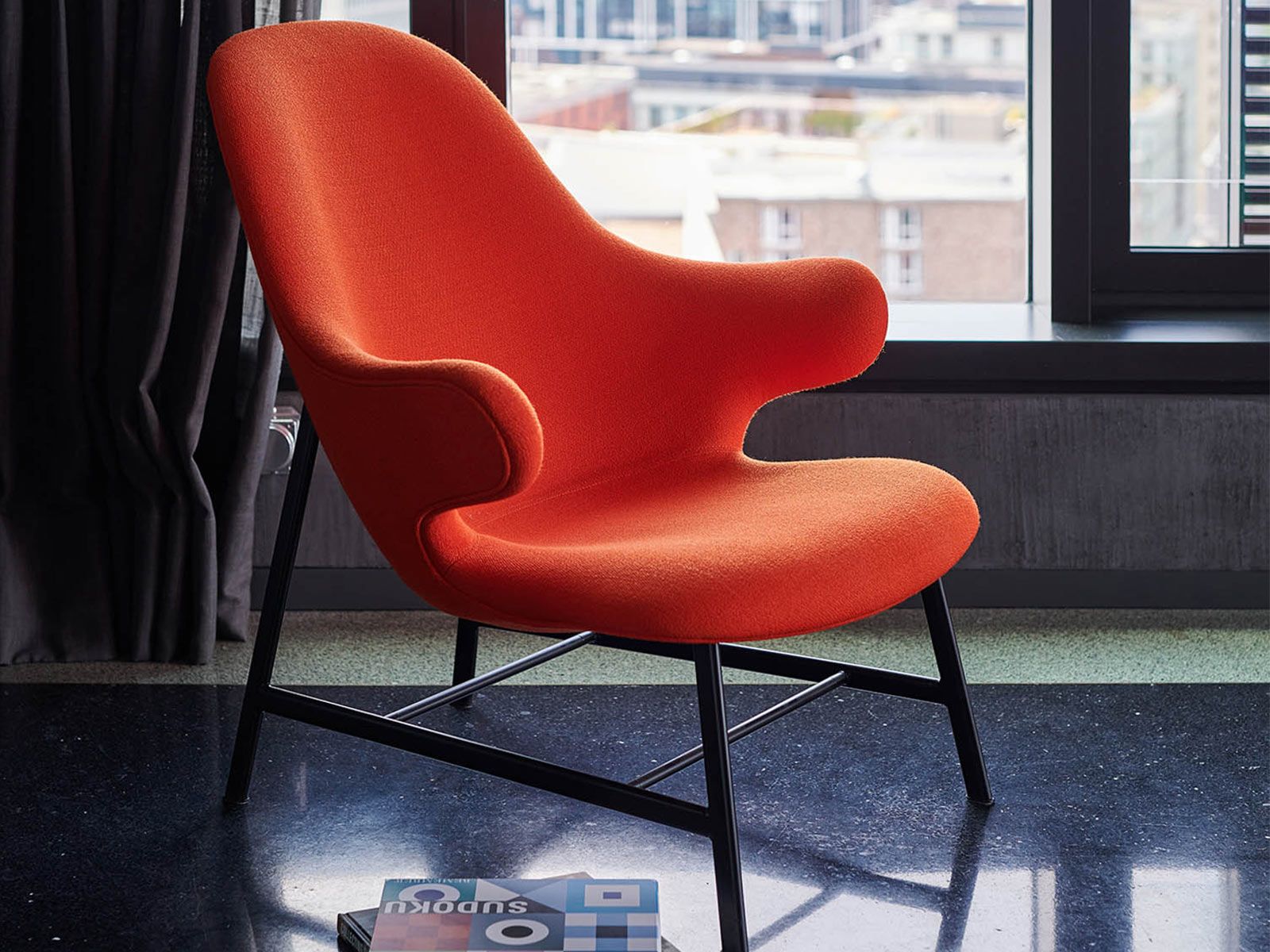 Loft in der Hafen City - Das knallige Neon-Orange des Fels Hockers wiederholt sich im organisch geformten Sessel Catch von &tradition.