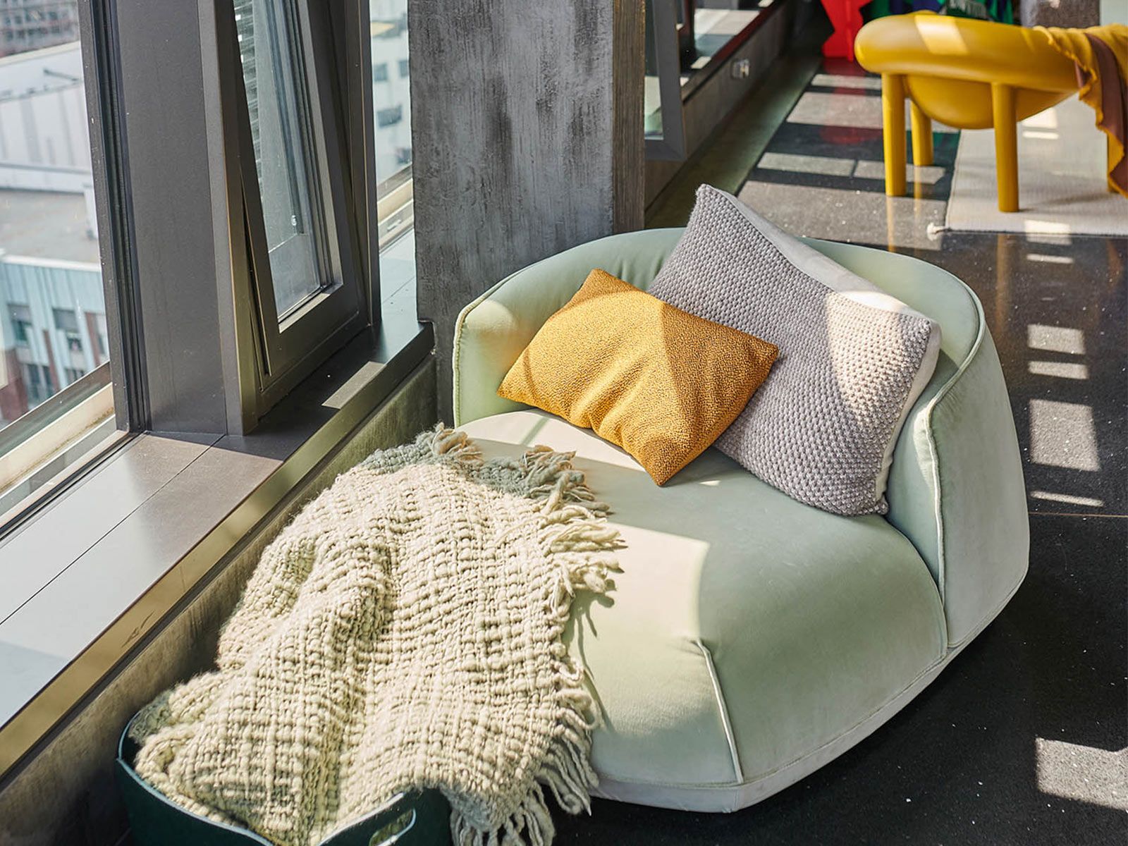 Loft in der Hafen City - Im Brioni Sessel von Kristalia, kann man am Panorama-Fenster den Ausblick genießen.