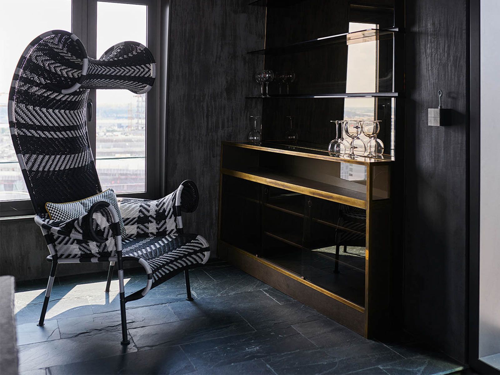 Loft in der Hafen City - Der Sessel Shadowy von Moroso wirkt allein schon aufgrund seiner Formensprache wie ein Kunstobjekt.