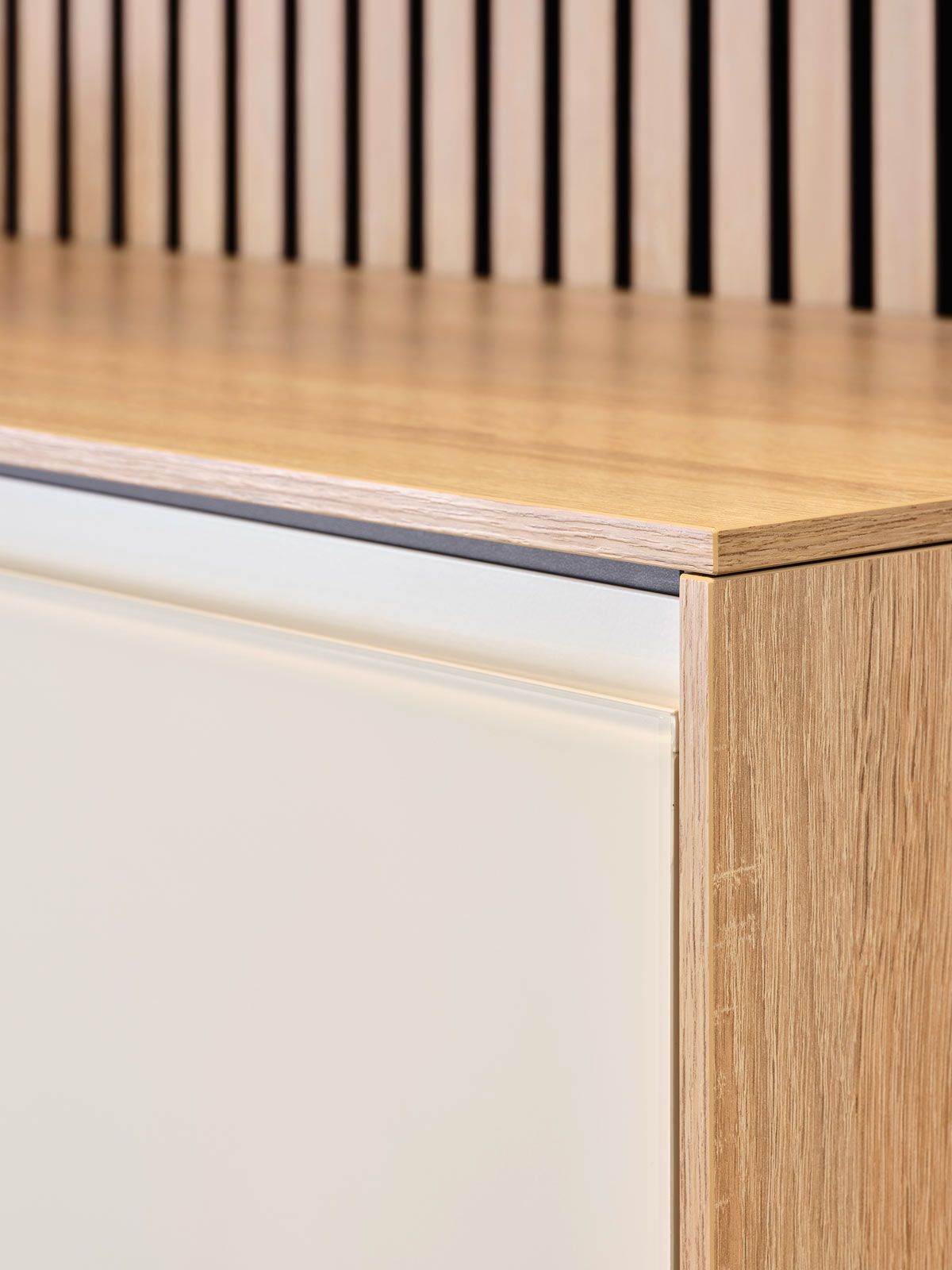 Empfangsbereich auf kleinem Raum - Die Farben und Materialien der Möbel aus der Cramer Holzmanufaktur können ebenso wie die Abmessungen individuell konfiguriert werden. So können Sie ihr Möbel passend zu räumlichen und persönlichen Bedürfnissen gestalten. 