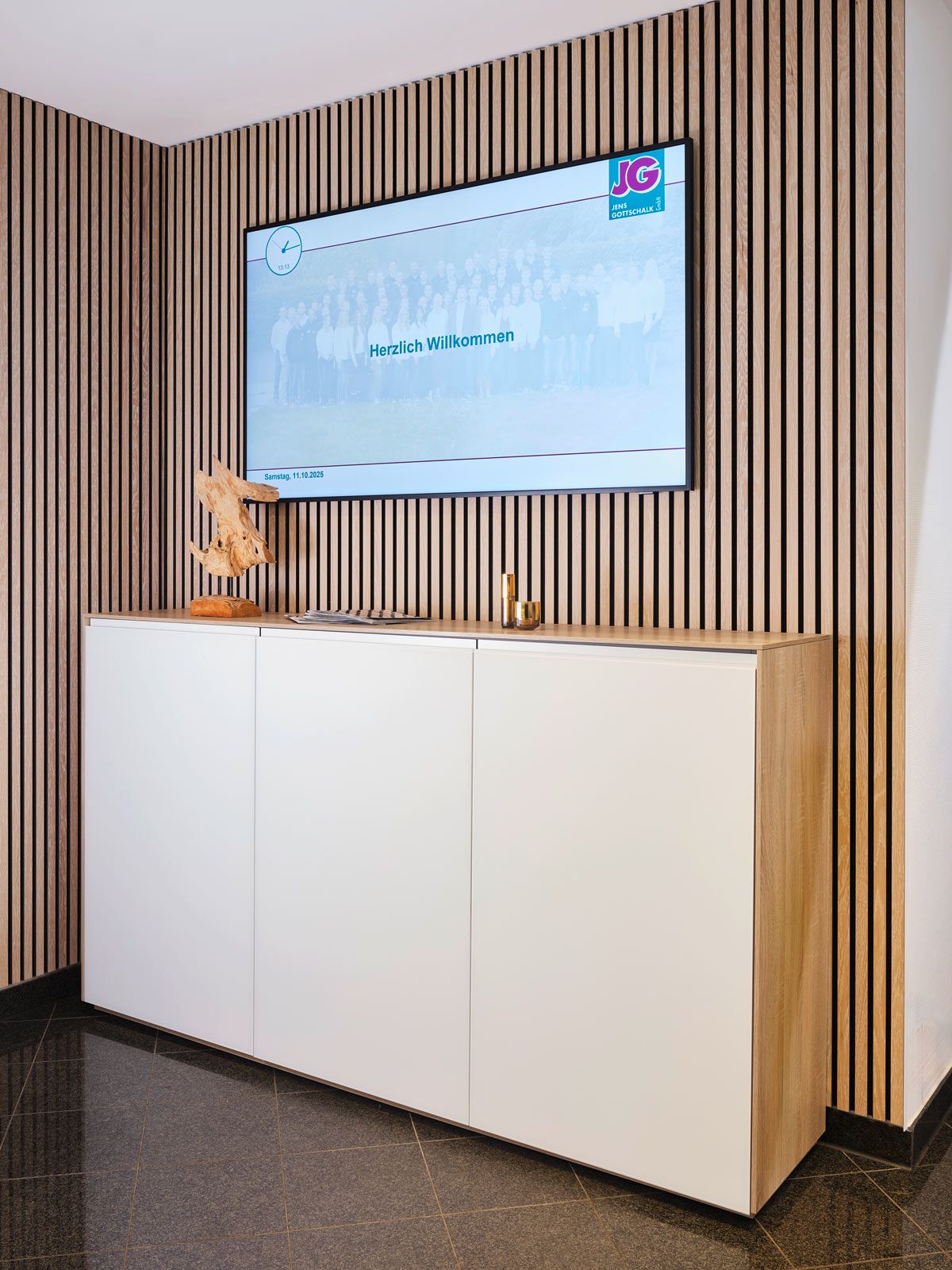 Empfangsbereich auf kleinem Raum - Auch das Sideboard stammt aus der Cramer Holzmanufaktur und bietet jede Menge Stauraum für Arbeitsutensilien.