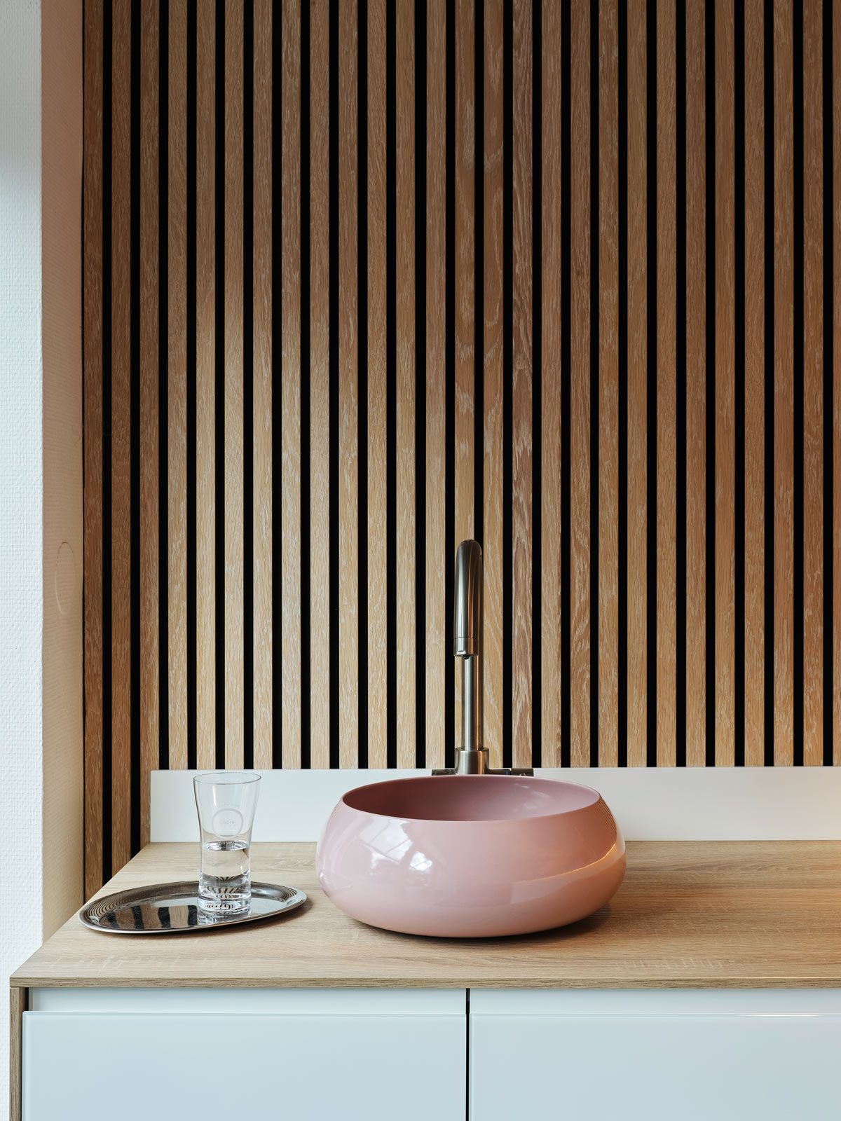 Empfangsbereich auf kleinem Raum - Die Echtholz-Akustikpaneele aus Eiche geben dem Raum eine freundliche und natürliche Optik. Gleichzeitig dämpfen Sie den Geräuschpegel des Raumes und schaffen eine angenehme (Arbeits-)Atmosphäre.