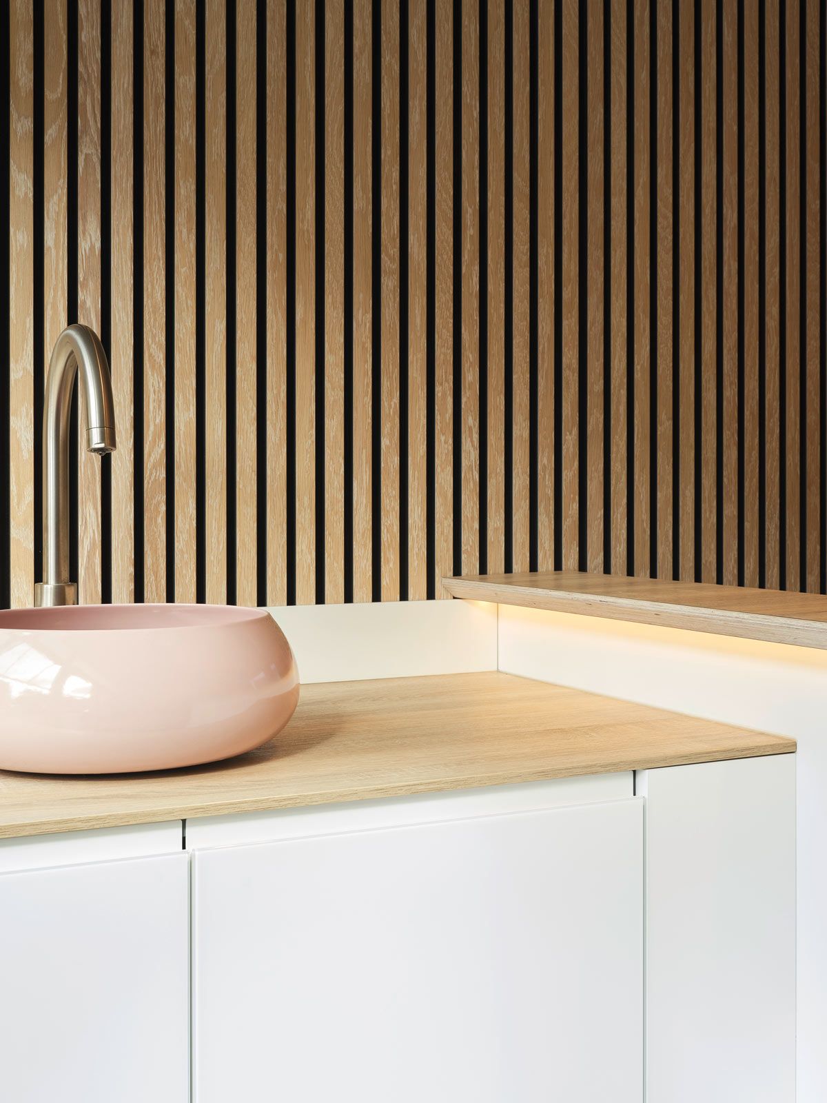 Empfangsbereich auf kleinem Raum - Exakte Übergänge der einzelnen Stationen und feine Details, wie das indirekte Licht unterhalb des Tresenblattes sind nur dank genauer Planung umsetzbar.