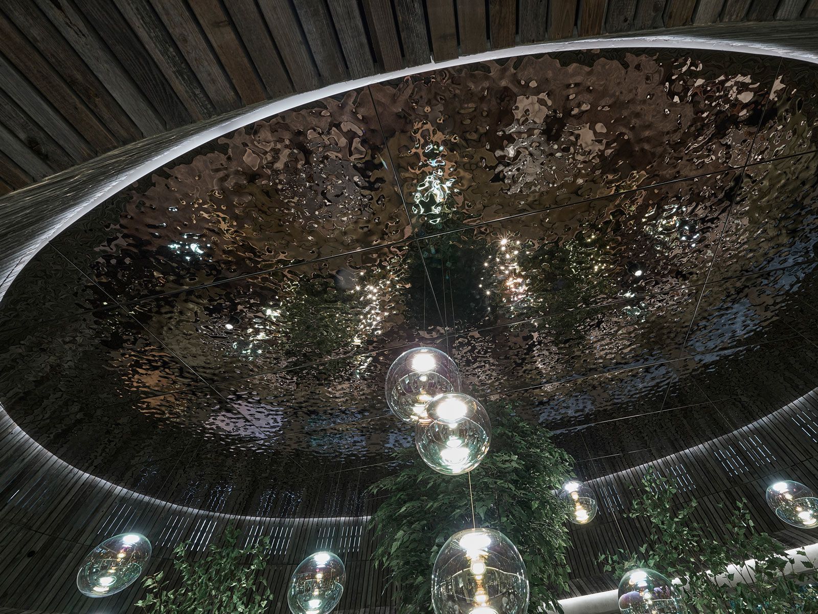 Gastronomie im Herzen des Stadtparks - Eines der Highlights ist die komplex konstruierte Deckengestaltung.