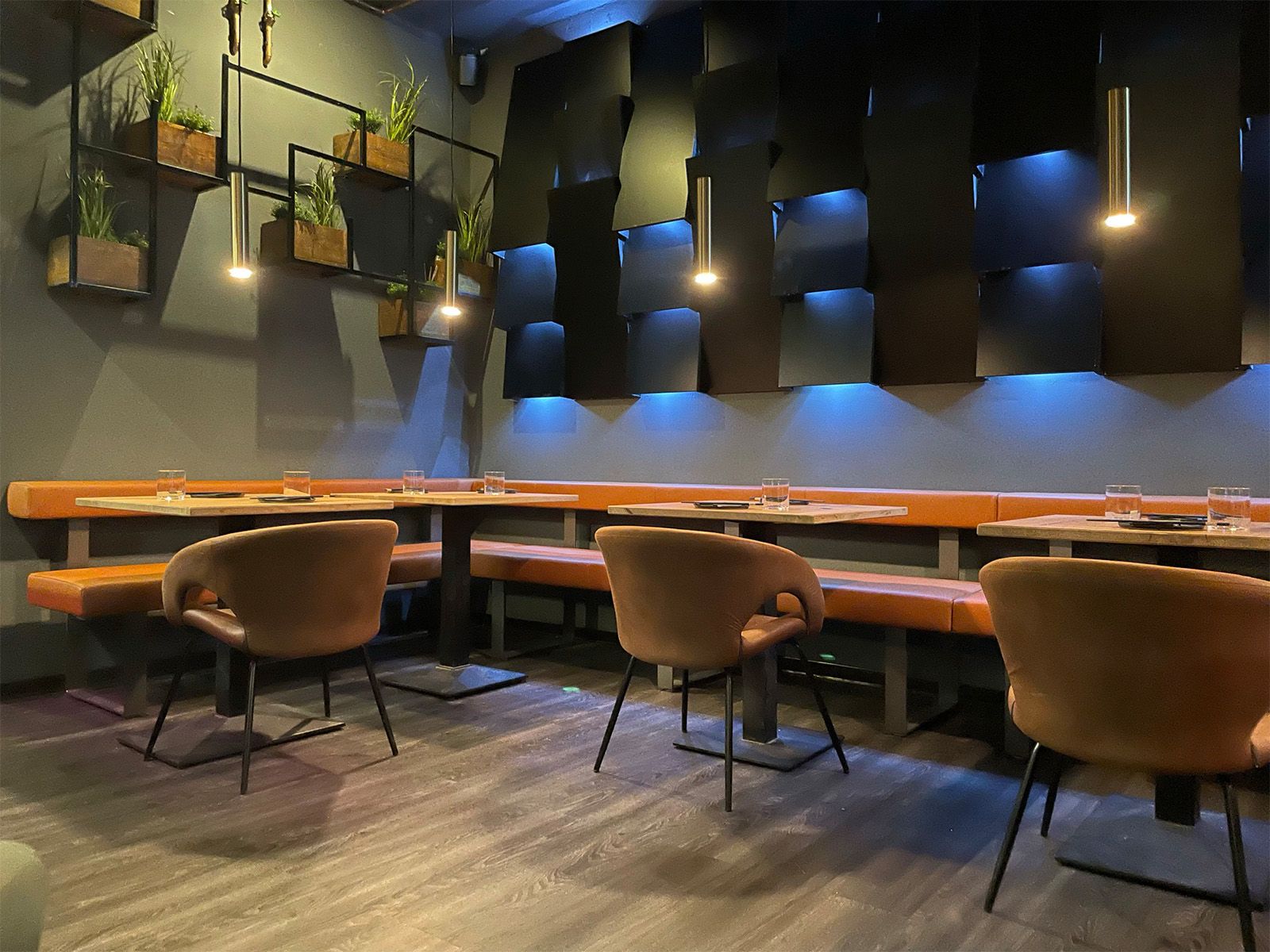 Japanischer Minimalismus trifft urbanen Luxus - Dunkle T&ouml;ne, warmes Leder und stimmungsvolles Licht geben dem Restaurant seinen besonderen, urbanen Charakter.