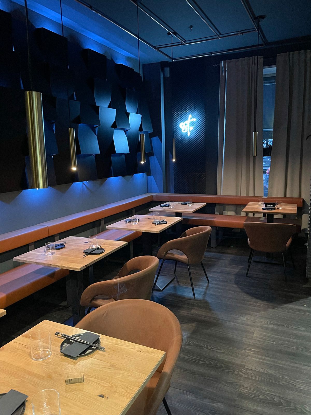 Japanischer Minimalismus trifft urbanen Luxus - Die ma&szlig;gefertigte Bank und die flexibel platzierbaren Tische machen den Raum elegant und funktional zugleich.