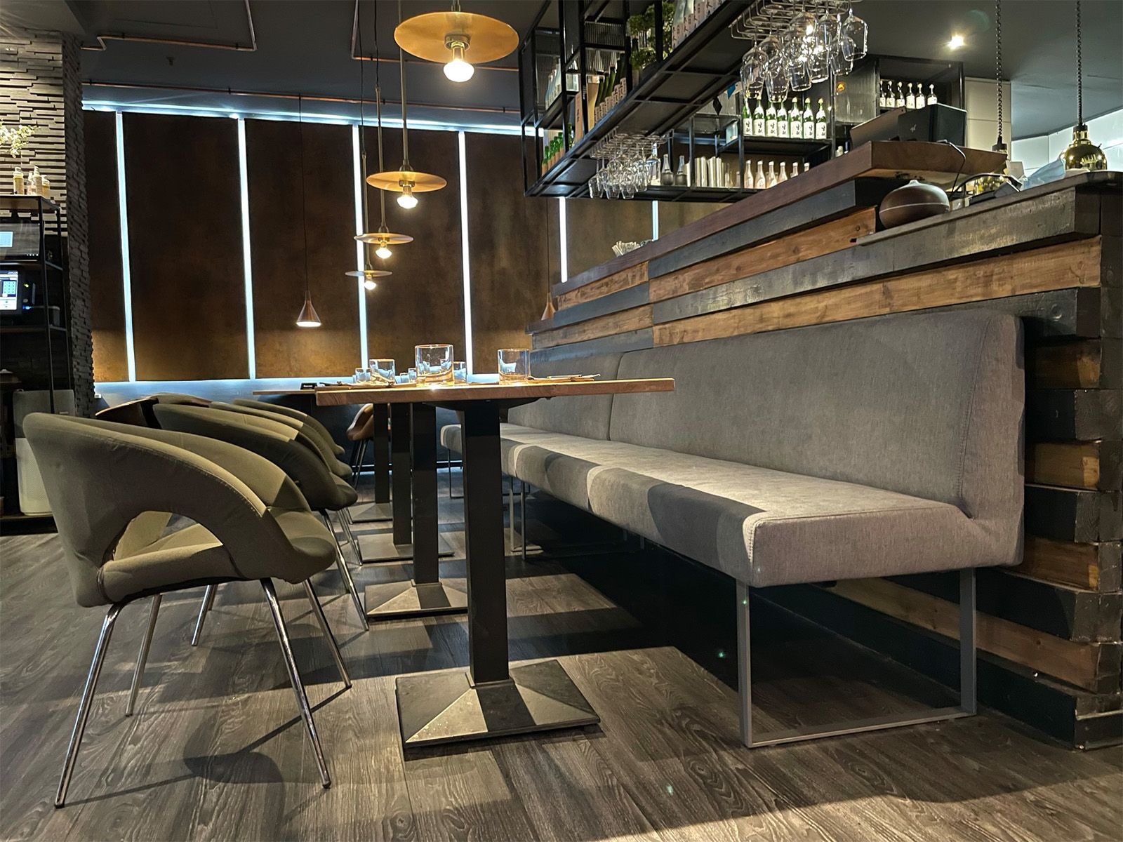 Japanischer Minimalismus trifft urbanen Luxus - Minimalistische Deckenleuchten unterstreichen den urbanen Stil und setzen den Raum warm in Szene.